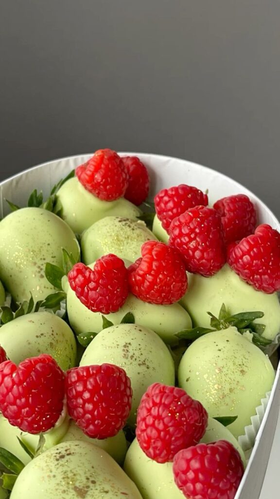 Capsuni in ciocolata alba si matcha