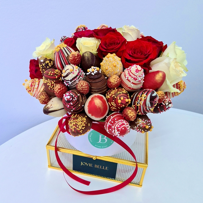Pachet Elegance – aranjament cu căpșuni în ciocolată, flori proaspete și spumant pentru o seară romantică - imagine 3
